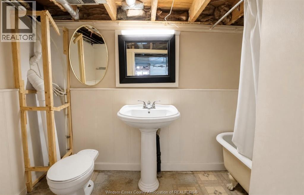 859 Pierre, Windsor, ON - Indoor Photo Showing Bathroom