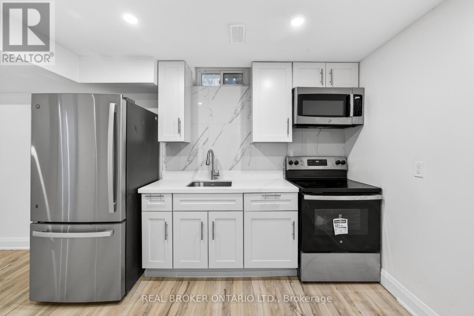 4326 Waterford Crescent, Mississauga, ON - Indoor Photo Showing Kitchen With Stainless Steel Kitchen
