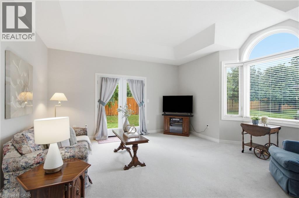 21 Cathy Drive, Mount Hope, ON - Indoor Photo Showing Living Room