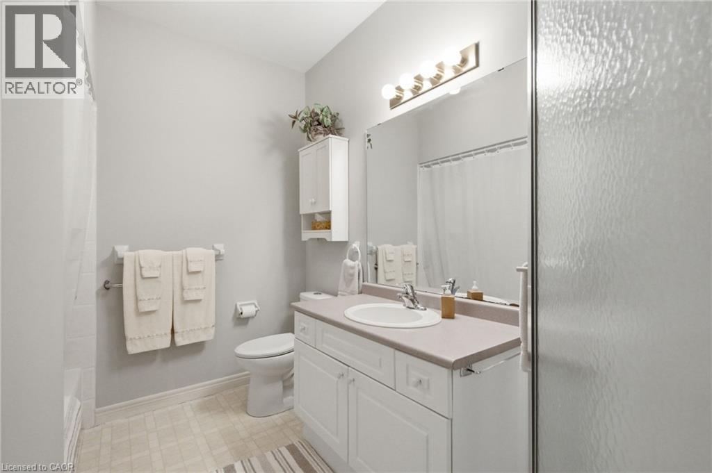 21 Cathy Drive, Mount Hope, ON - Indoor Photo Showing Bathroom
