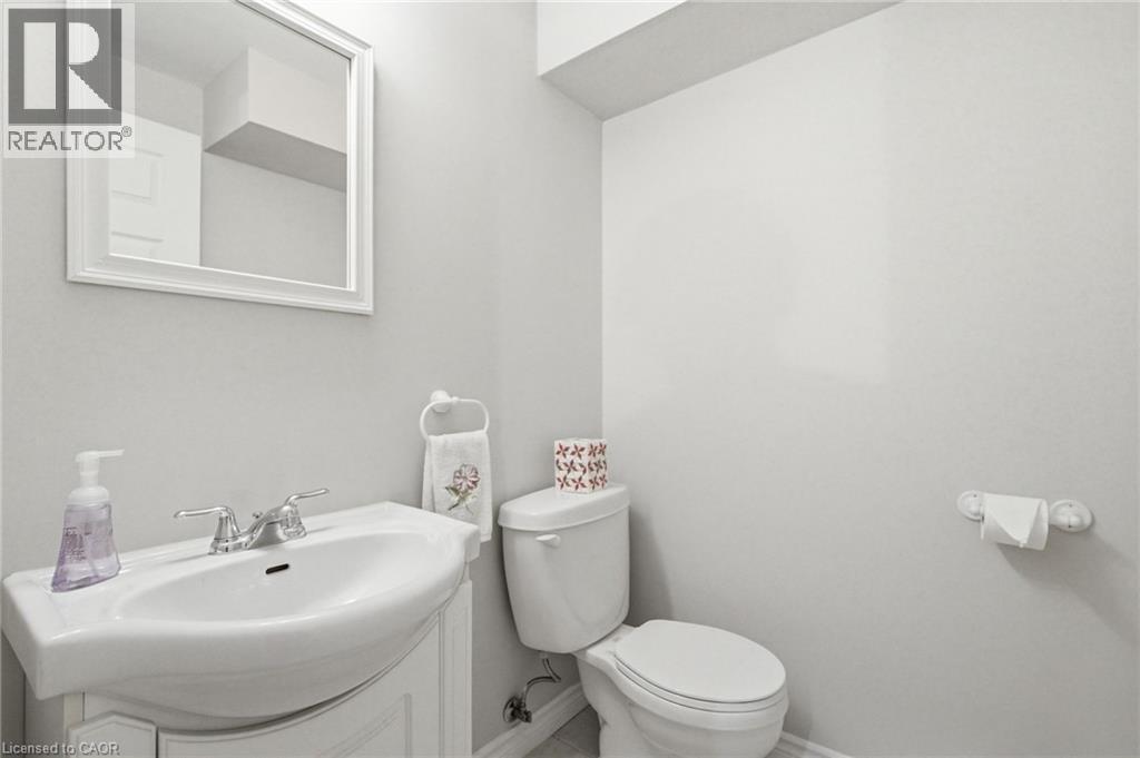 21 Cathy Drive, Mount Hope, ON - Indoor Photo Showing Bathroom