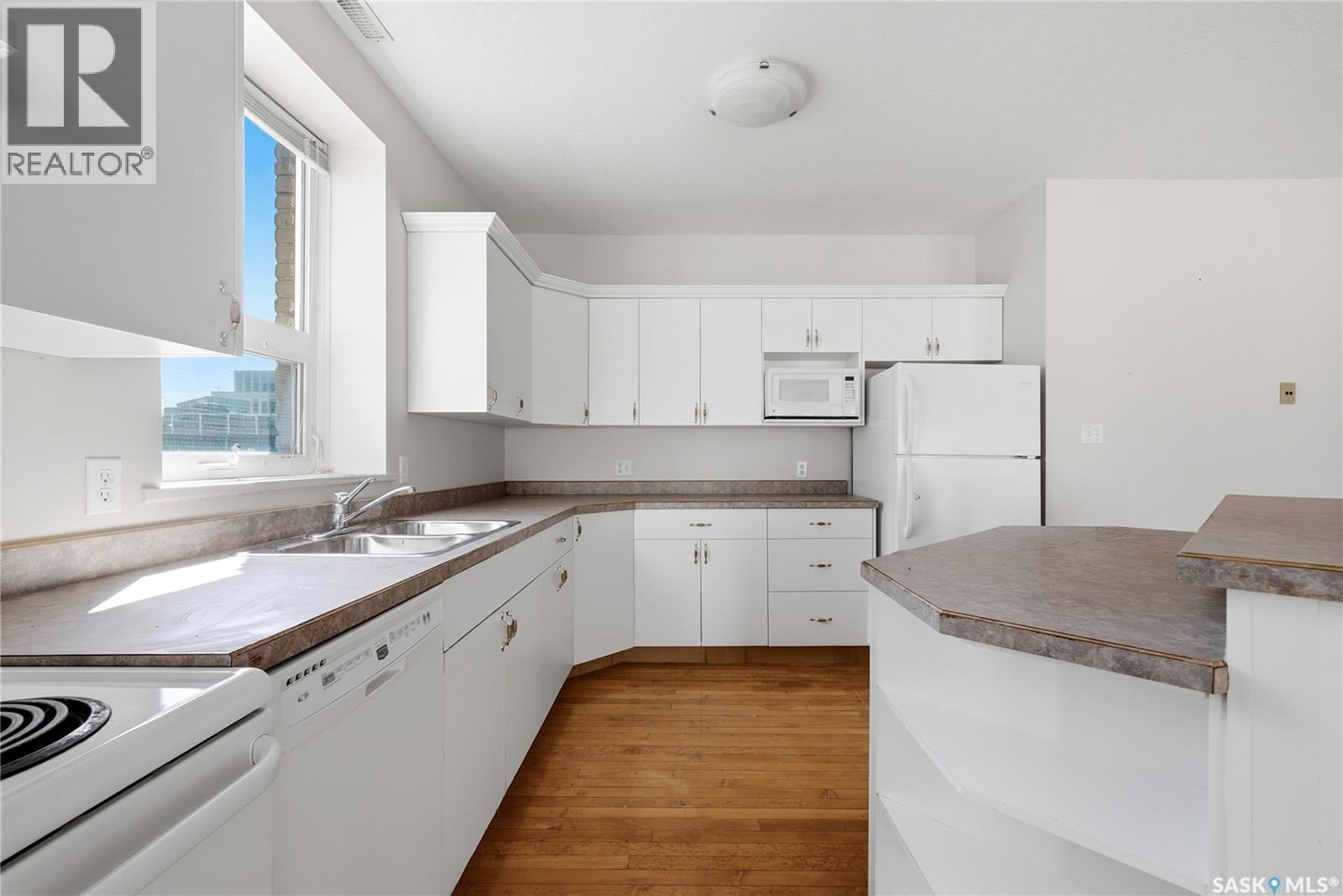 301 1836 Scarth Street, Regina, SK - Indoor Photo Showing Kitchen With Double Sink