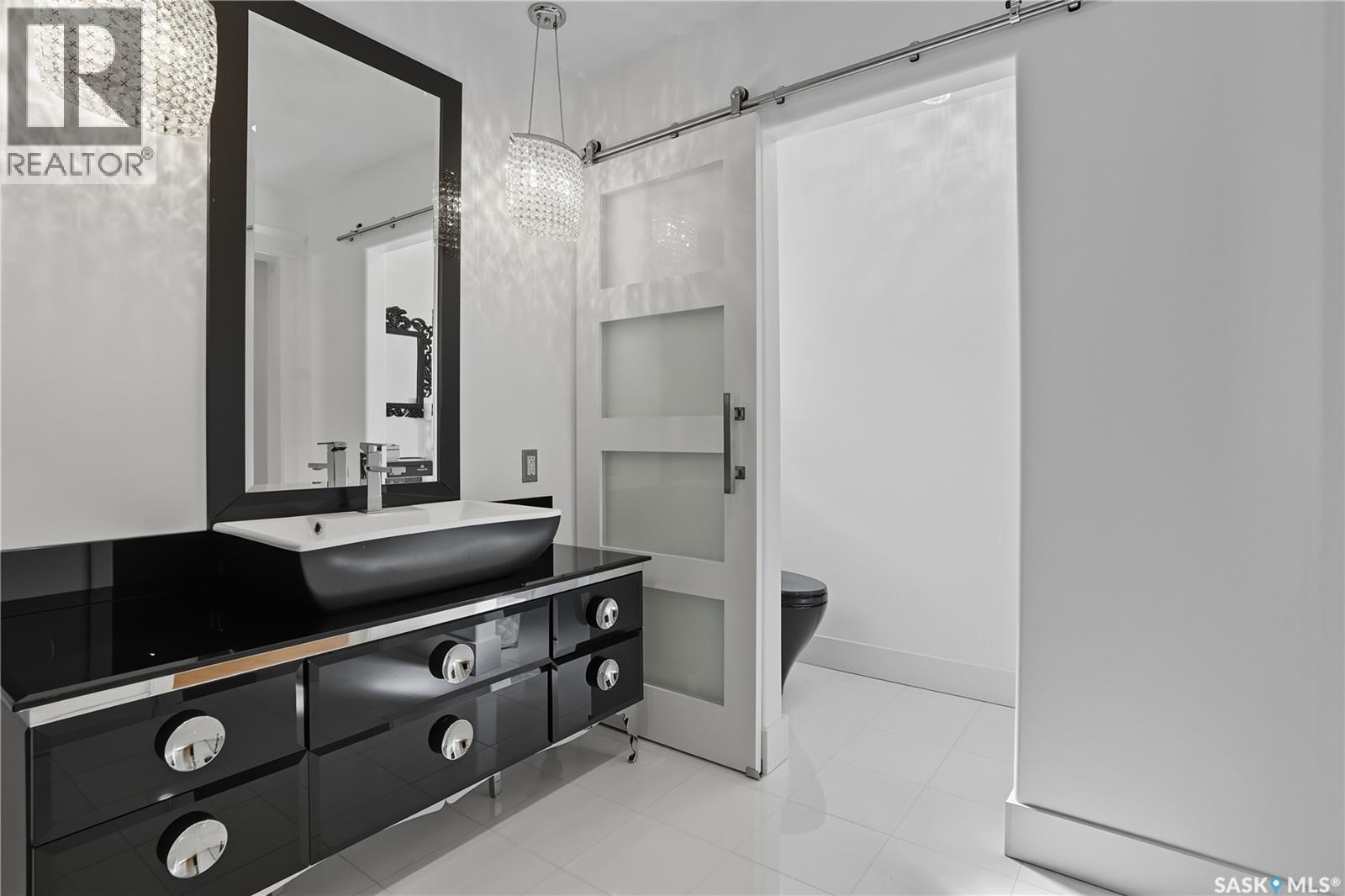 34 Leslie Place, Regina, SK - Indoor Photo Showing Bathroom