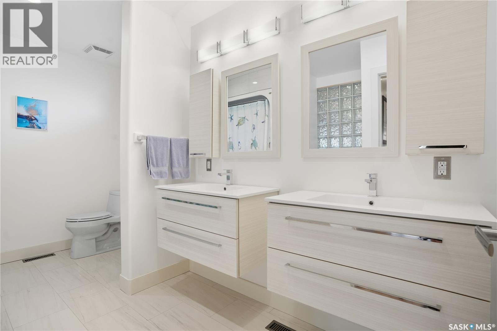 34 Leslie Place, Regina, SK - Indoor Photo Showing Bathroom