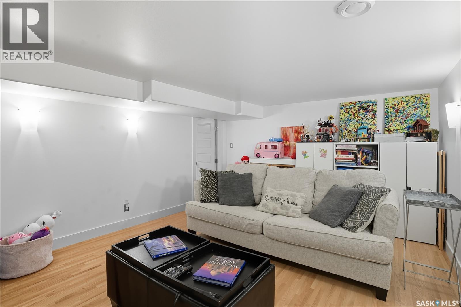 34 Leslie Place, Regina, SK - Indoor Photo Showing Living Room