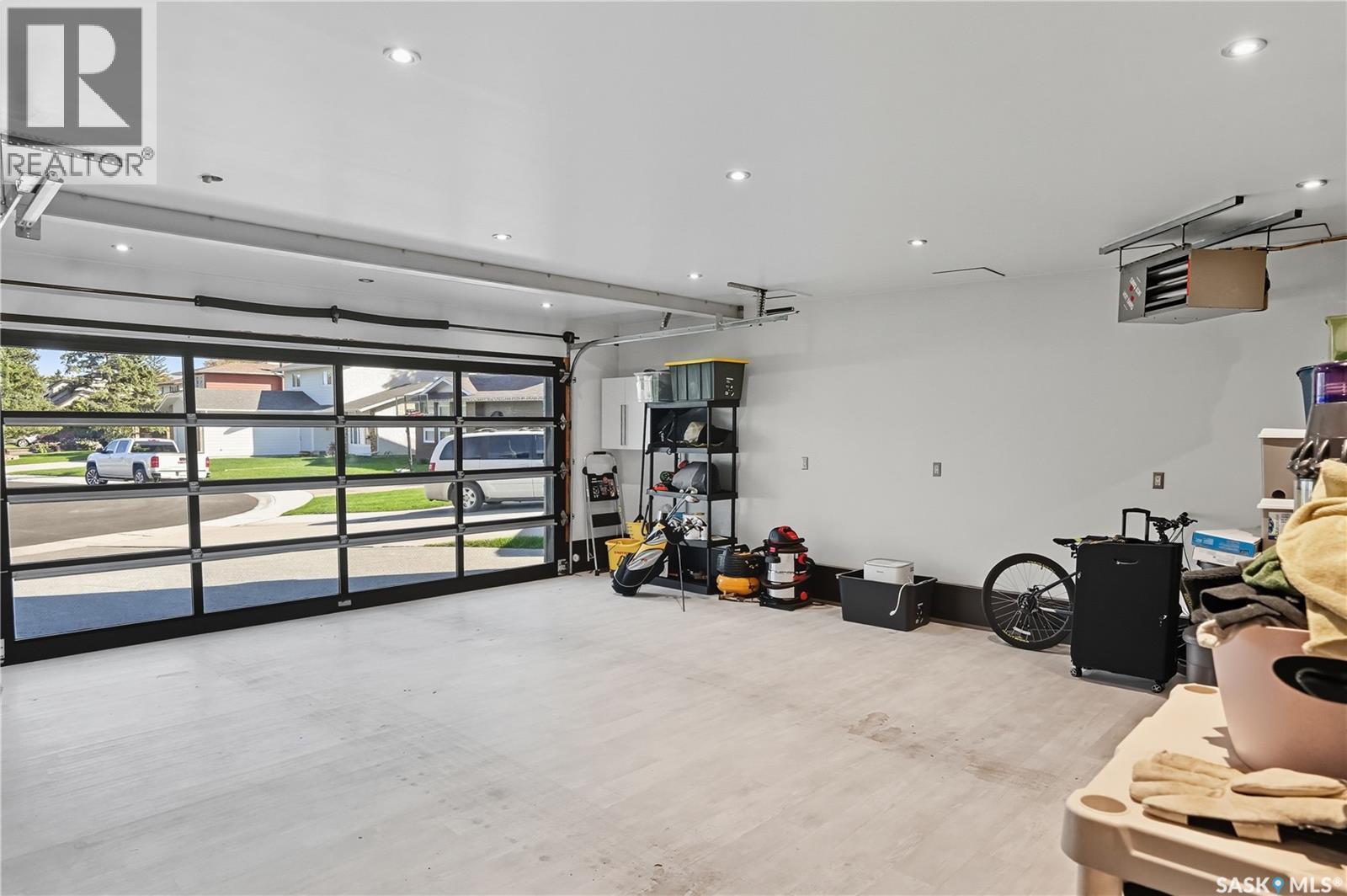 34 Leslie Place, Regina, SK - Indoor Photo Showing Garage