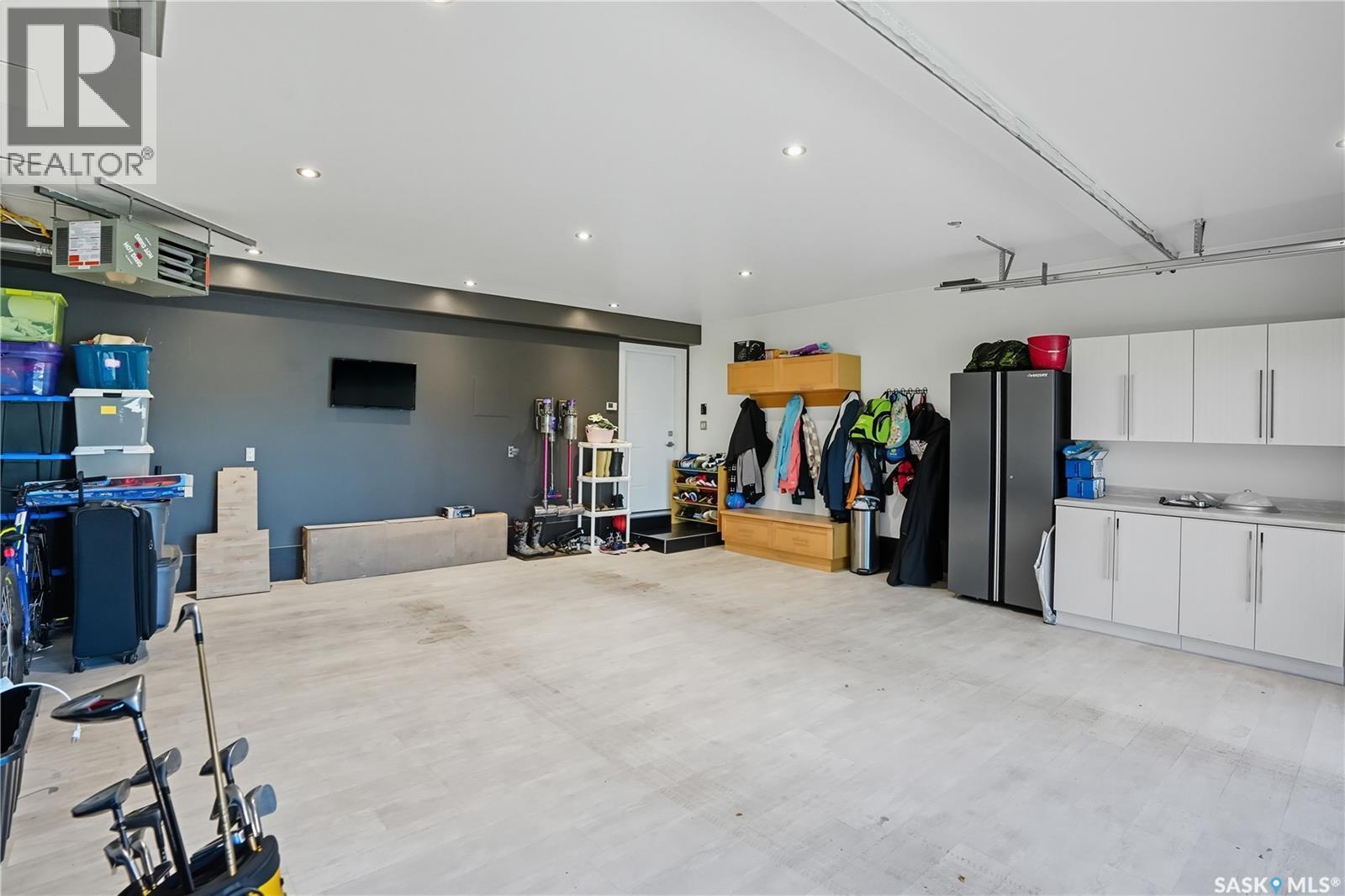 34 Leslie Place, Regina, SK - Indoor Photo Showing Garage