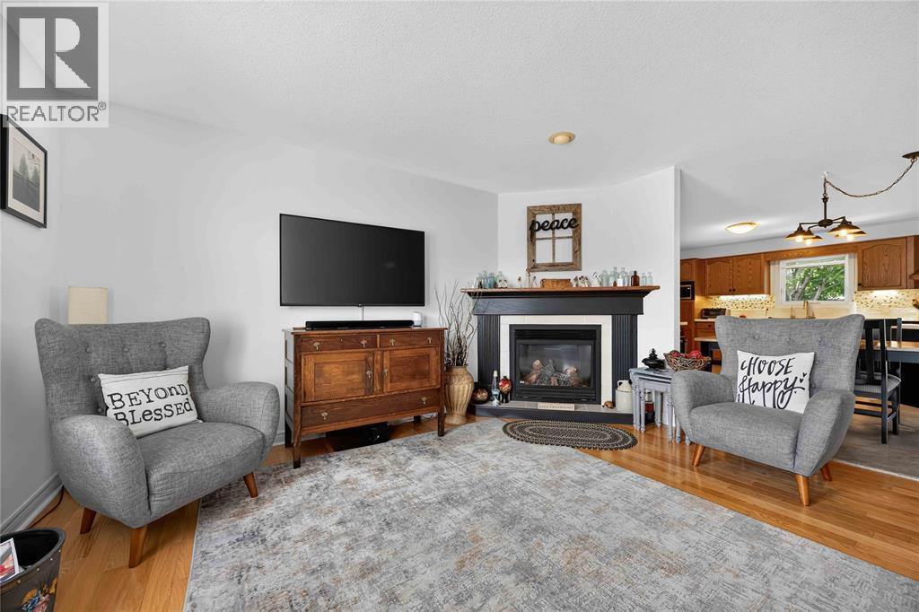 5700 Blackwell Sideroad Unit# 367, Sarnia, ON - Indoor Photo Showing Living Room With Fireplace