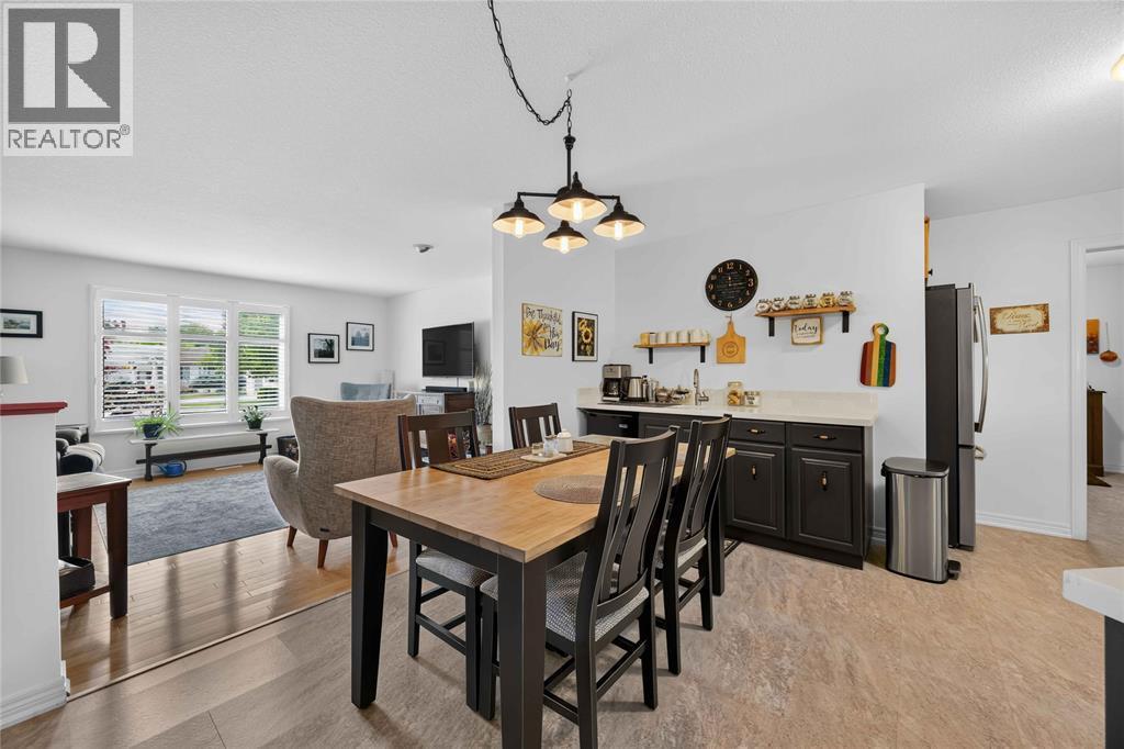 5700 Blackwell Sideroad Unit# 367, Sarnia, ON - Indoor Photo Showing Dining Room