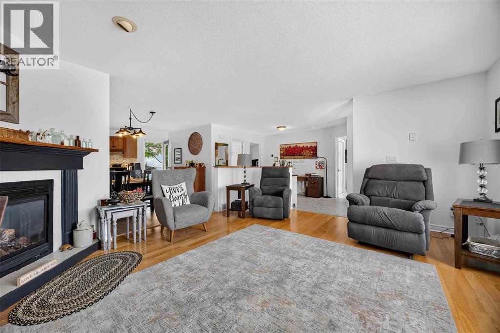 5700 Blackwell Sideroad Unit# 367, Sarnia, ON - Indoor Photo Showing Living Room With Fireplace