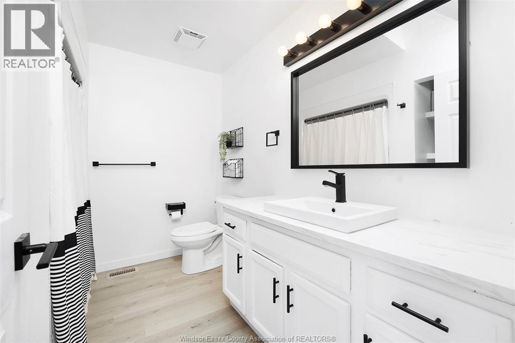 2782 Allyson, Windsor, ON - Indoor Photo Showing Bathroom