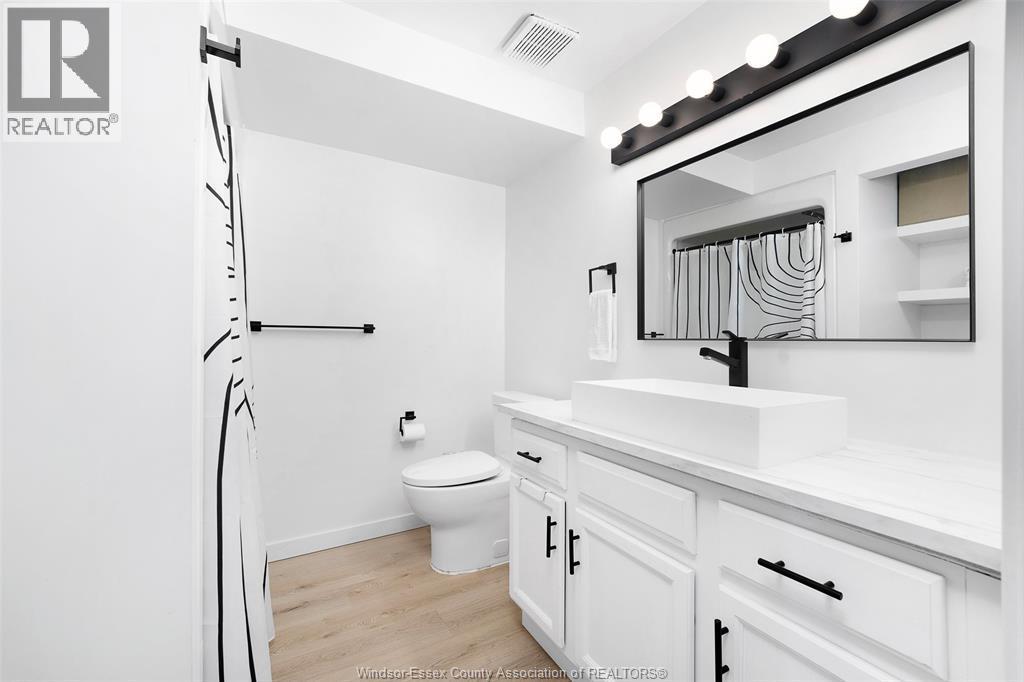 2782 Allyson, Windsor, ON - Indoor Photo Showing Bathroom