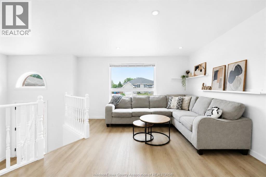 2782 Allyson, Windsor, ON - Indoor Photo Showing Living Room
