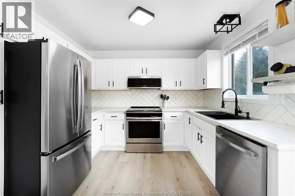2782 Allyson, Windsor, ON - Indoor Photo Showing Kitchen With Double Sink With Upgraded Kitchen
