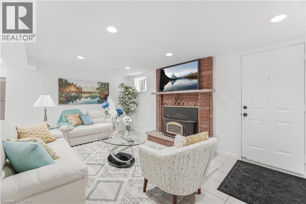 3332 Testimony Square, Mississauga, ON - Indoor Photo Showing Living Room With Fireplace