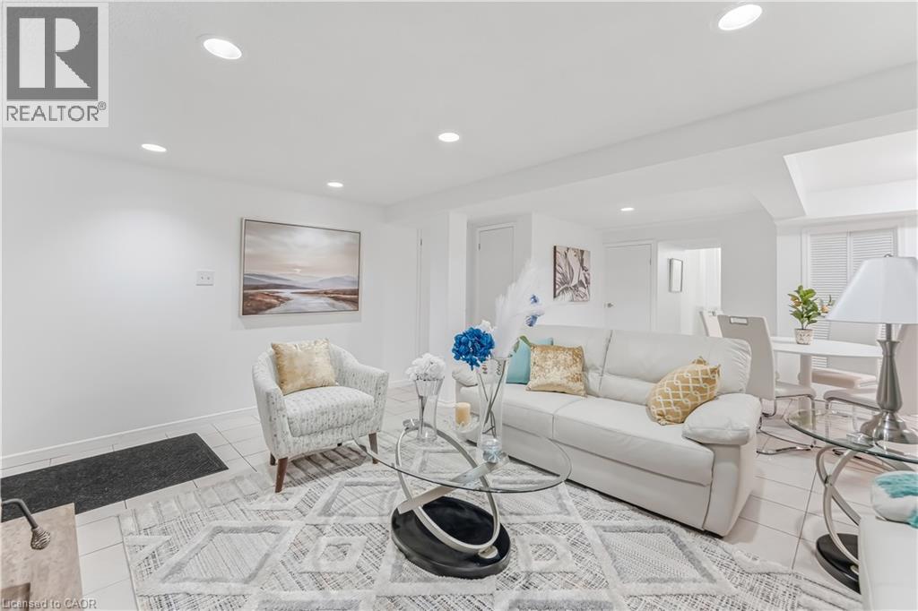 3332 Testimony Square, Mississauga, ON - Indoor Photo Showing Living Room