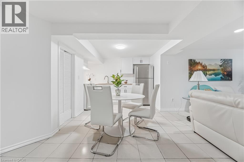 3332 Testimony Square, Mississauga, ON - Indoor Photo Showing Dining Room