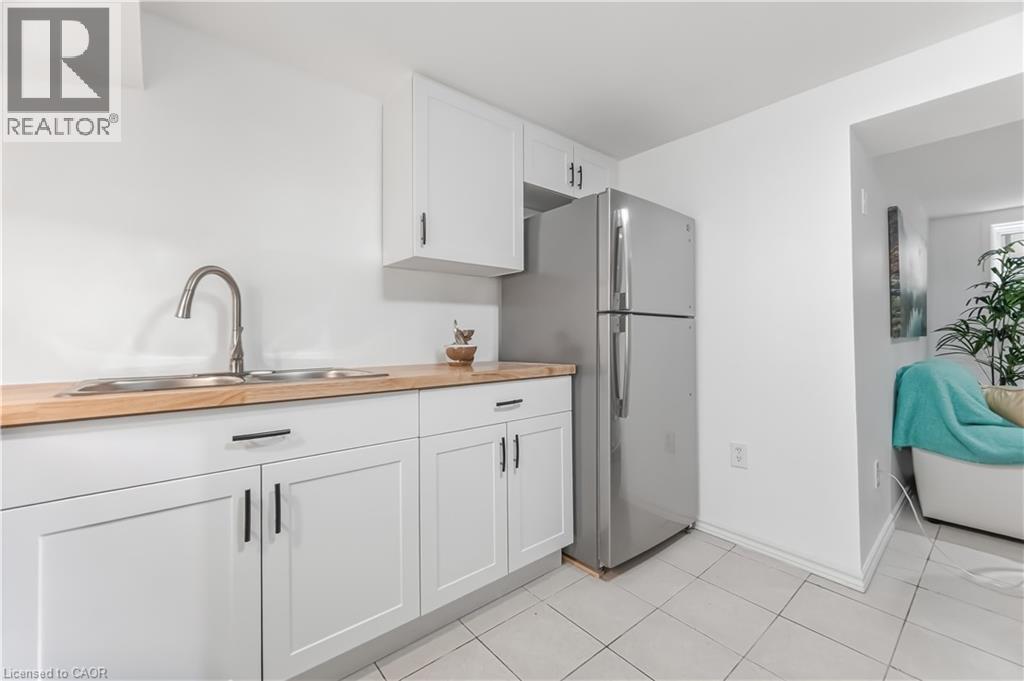 3332 Testimony Square, Mississauga, ON - Indoor Photo Showing Kitchen With Double Sink