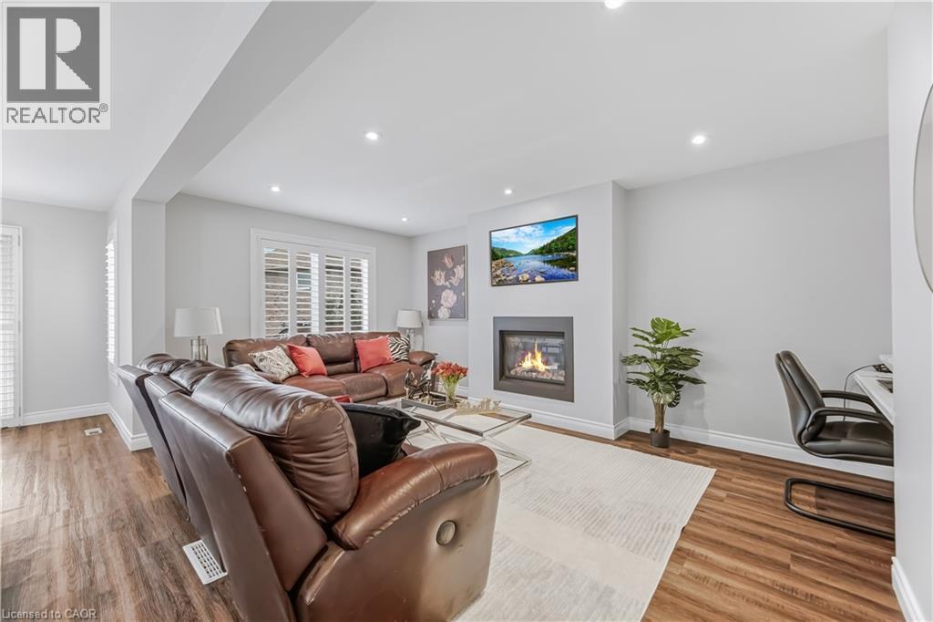 3332 Testimony Square, Mississauga, ON - Indoor Photo Showing Living Room With Fireplace