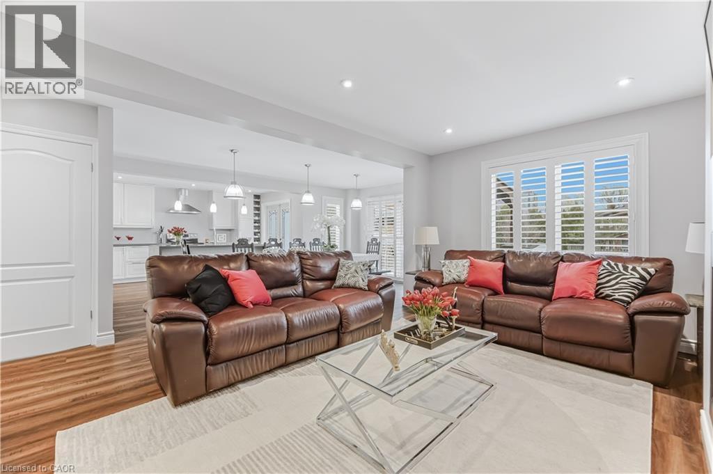 3332 Testimony Square, Mississauga, ON - Indoor Photo Showing Living Room