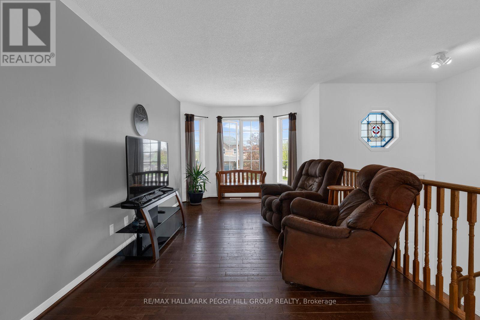 42 Kell Place, Barrie, ON - Indoor Photo Showing Living Room