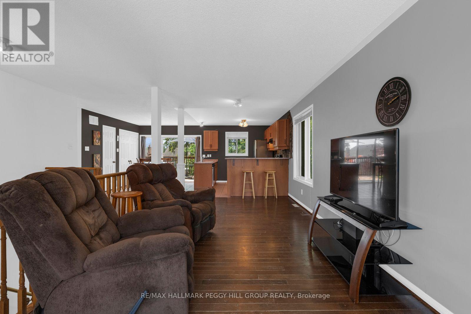 42 Kell Place, Barrie, ON - Indoor Photo Showing Living Room
