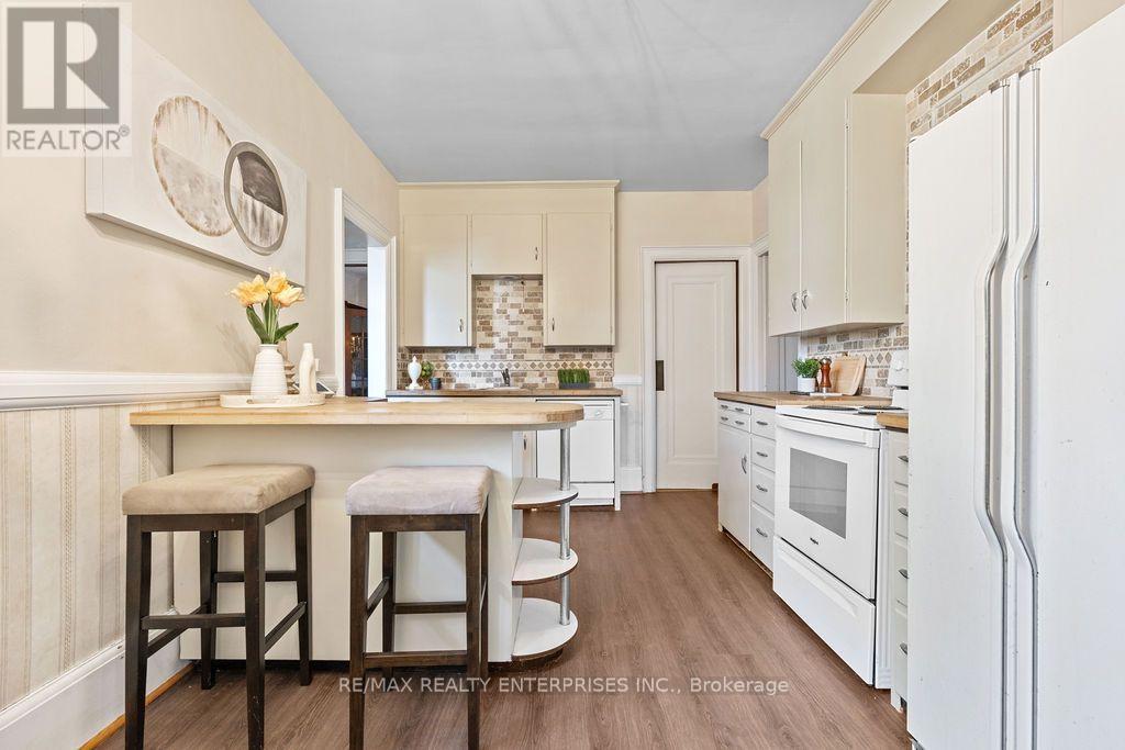 1520 Pinetree Crescent, Mississauga, ON - Indoor Photo Showing Kitchen With Upgraded Kitchen