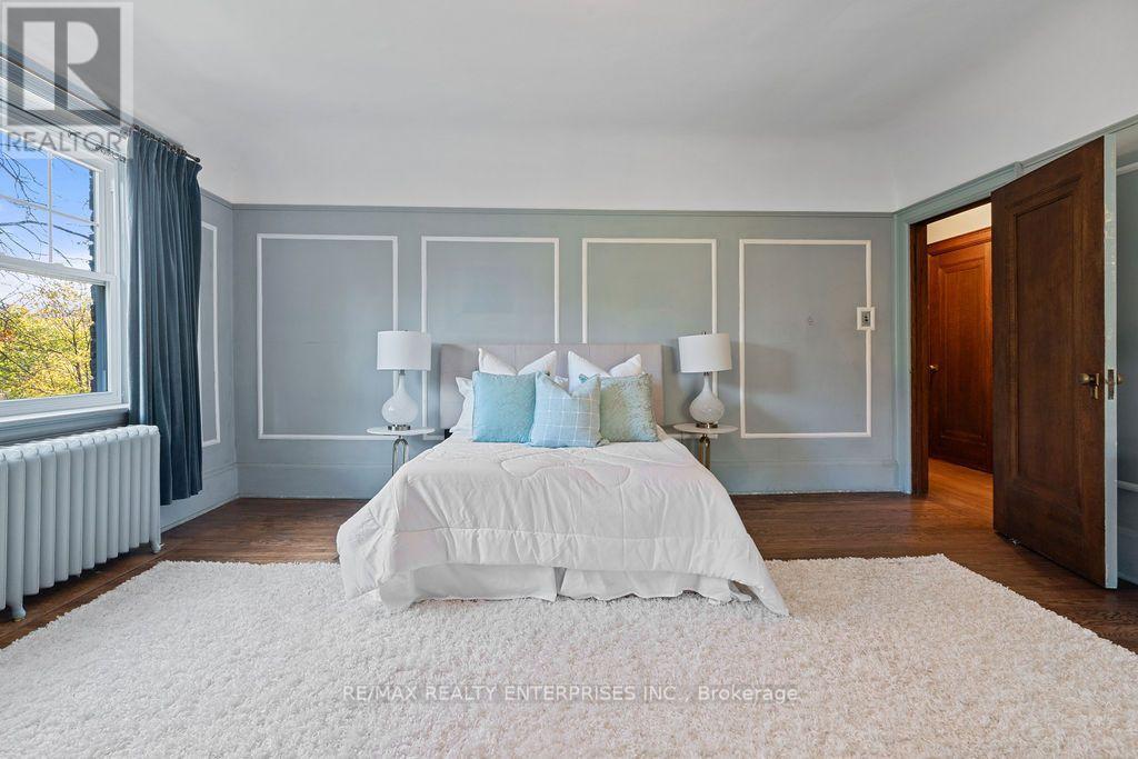 1520 Pinetree Crescent, Mississauga, ON - Indoor Photo Showing Bedroom