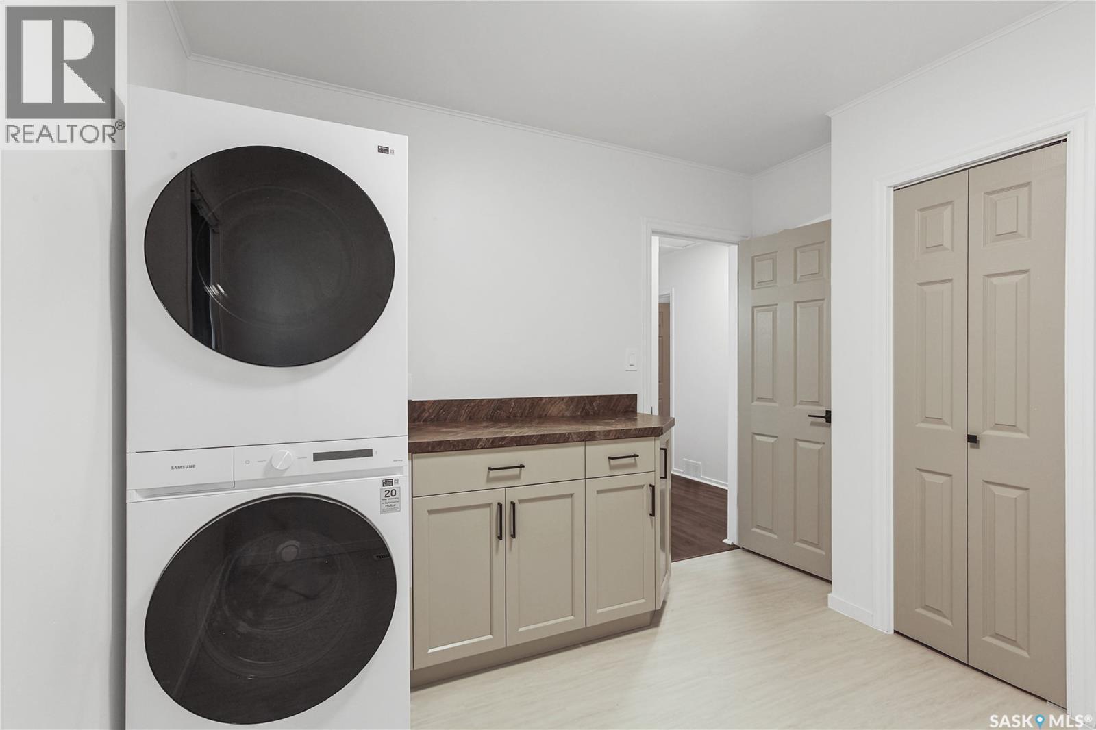 208 Edwards Street, Strasbourg, SK - Indoor Photo Showing Laundry Room
