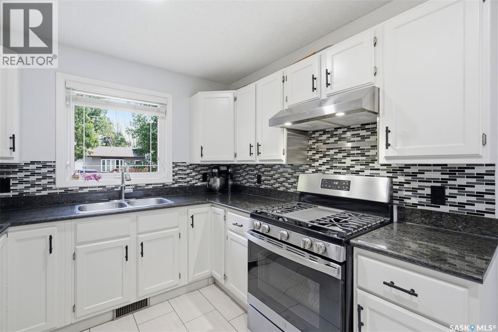 555 Nordstrum Road, Saskatoon, SK - Indoor Photo Showing Kitchen With Double Sink
