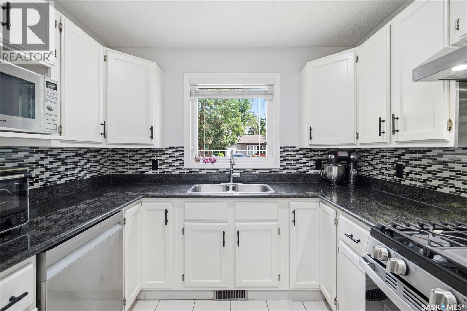 555 Nordstrum Road, Saskatoon, SK - Indoor Photo Showing Kitchen With Double Sink