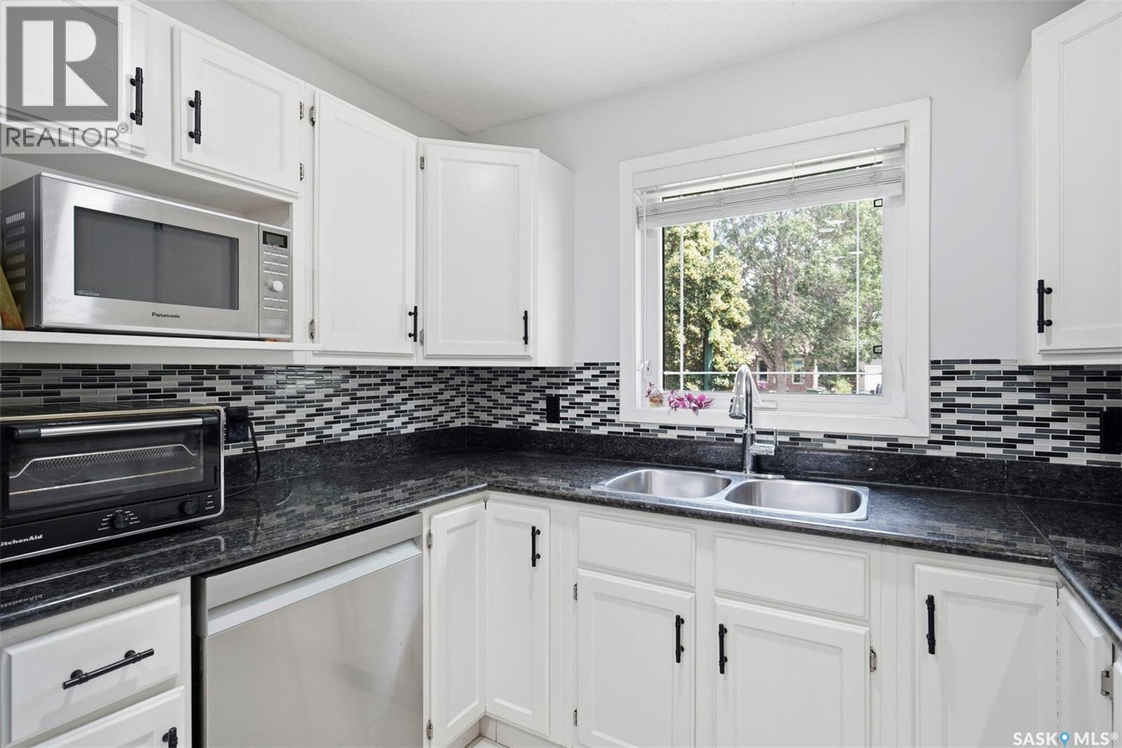 555 Nordstrum Road, Saskatoon, SK - Indoor Photo Showing Kitchen With Double Sink
