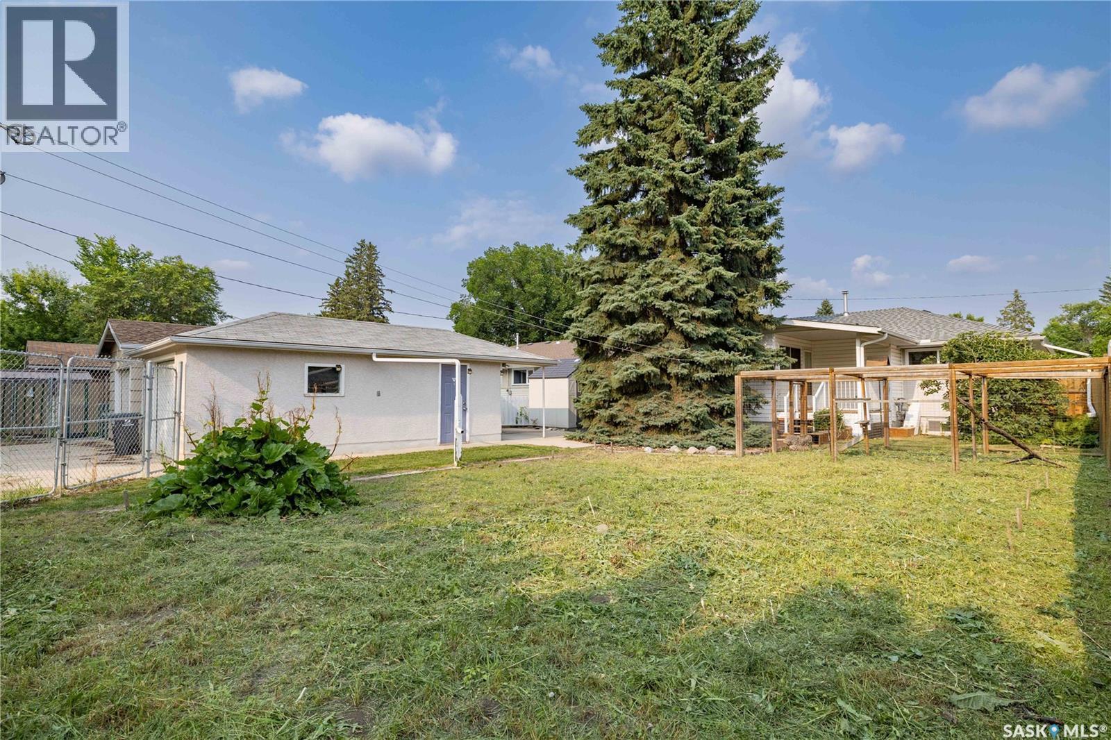 2808 Clarence Avenue S, Saskatoon, SK - Outdoor