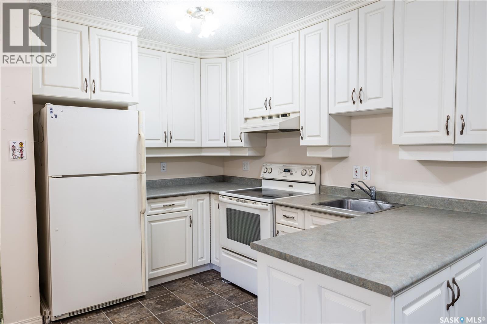 2808 Clarence Avenue S, Saskatoon, SK - Indoor Photo Showing Kitchen