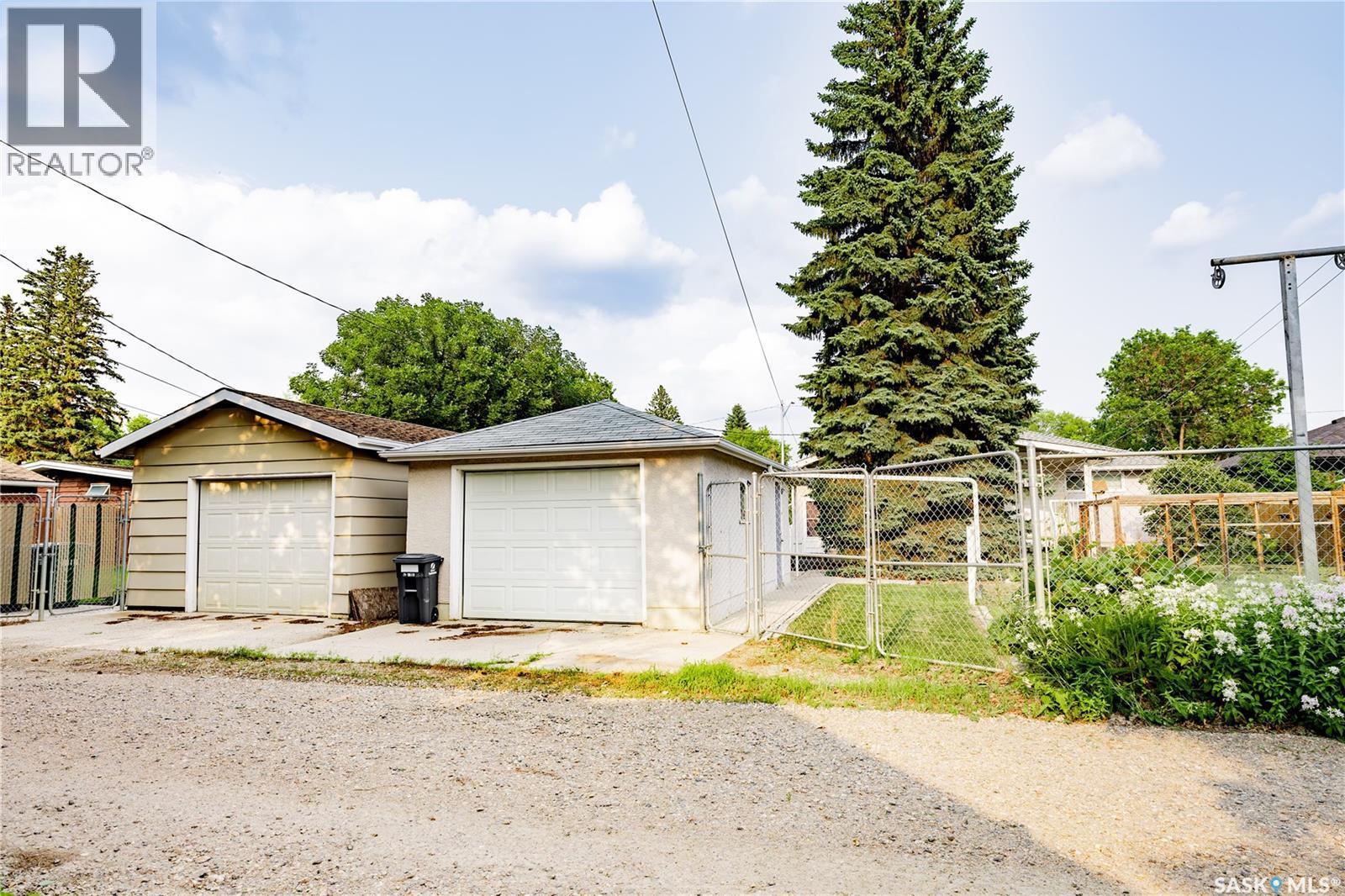 2808 Clarence Avenue S, Saskatoon, SK - Outdoor