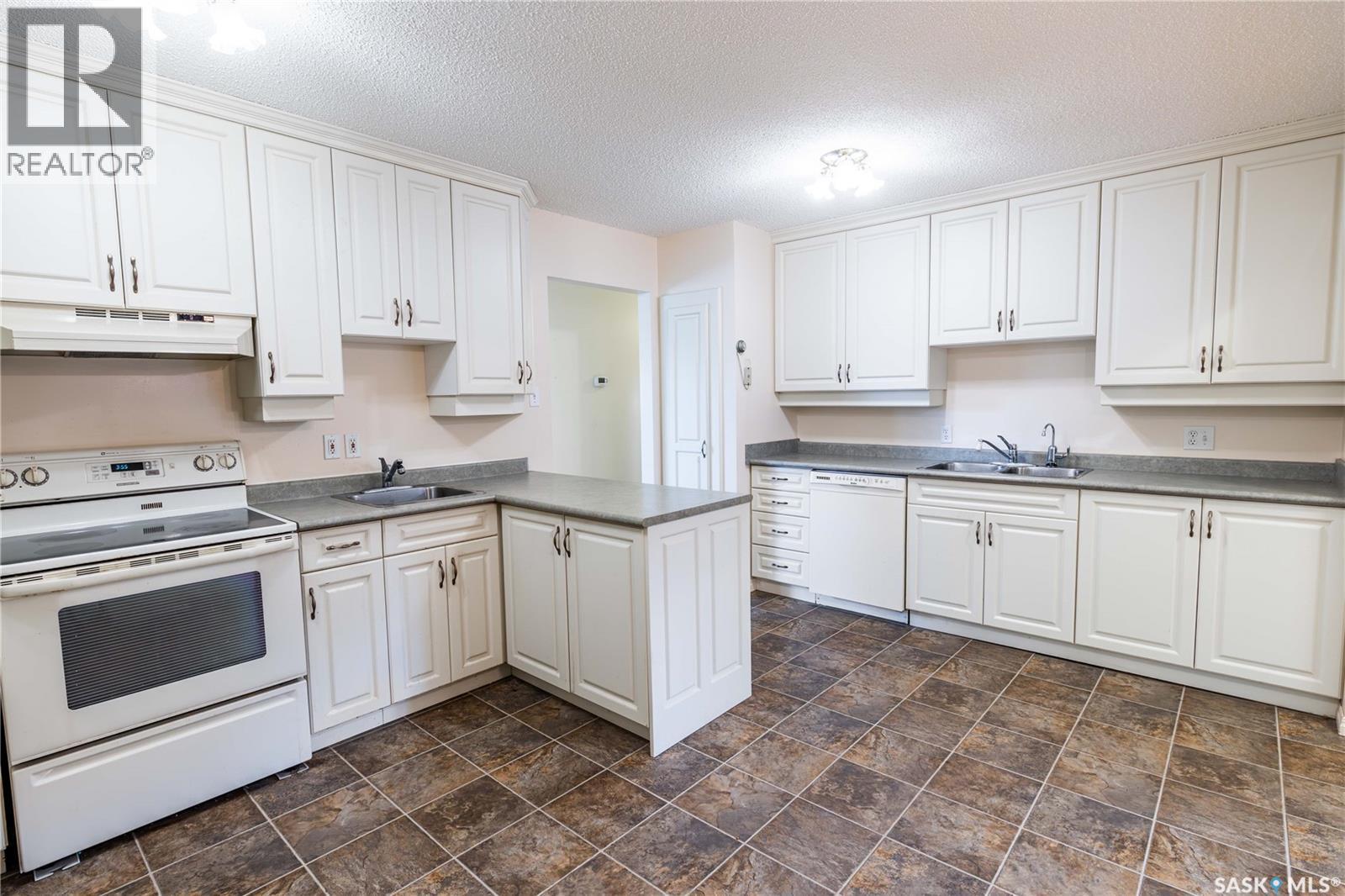 2808 Clarence Avenue S, Saskatoon, SK - Indoor Photo Showing Kitchen With Double Sink