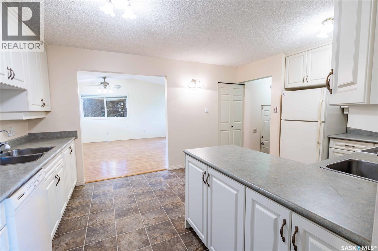 2808 Clarence Avenue S, Saskatoon, SK - Indoor Photo Showing Kitchen With Double Sink