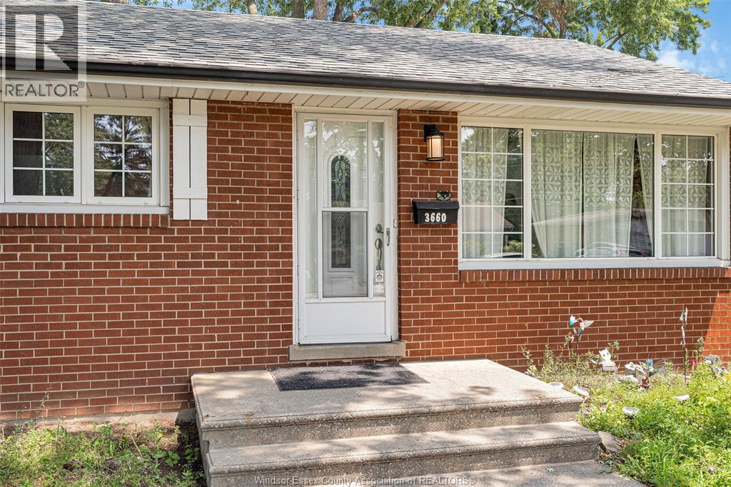 3660 Roxborough, Windsor, ON - Outdoor