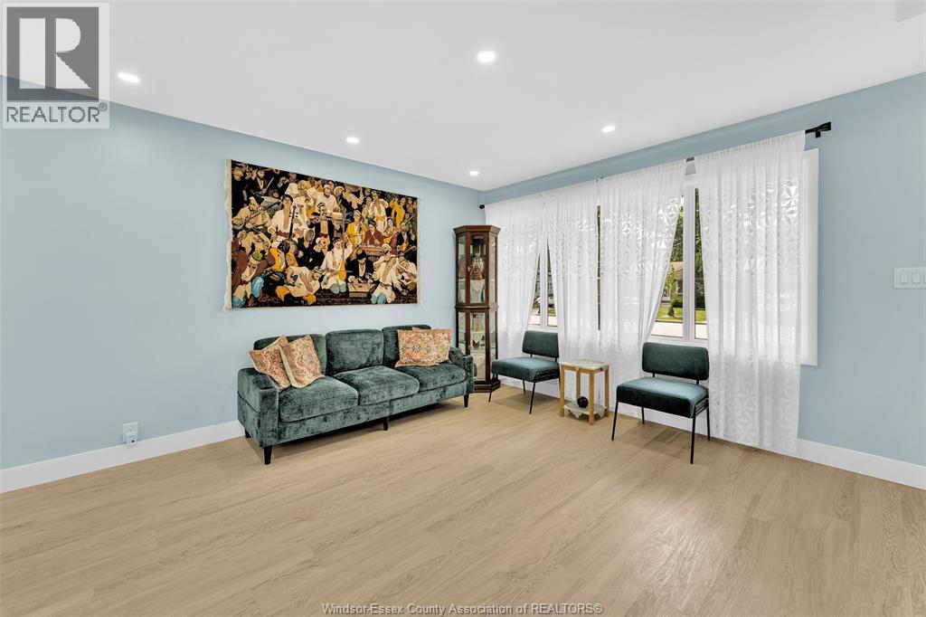 3660 Roxborough, Windsor, ON - Indoor Photo Showing Living Room