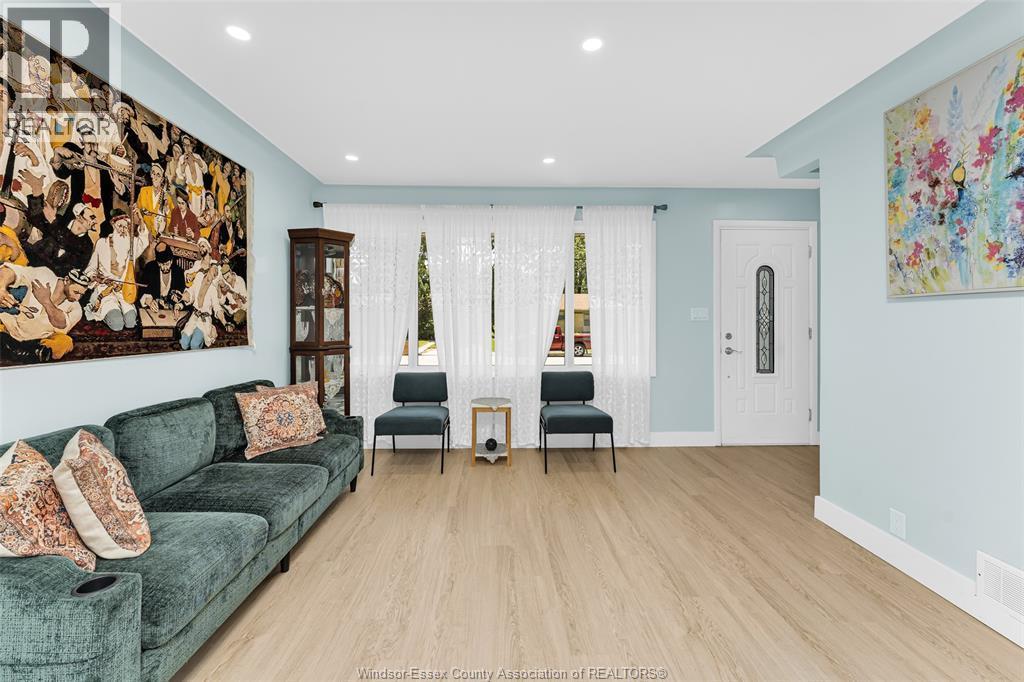 3660 Roxborough, Windsor, ON - Indoor Photo Showing Living Room