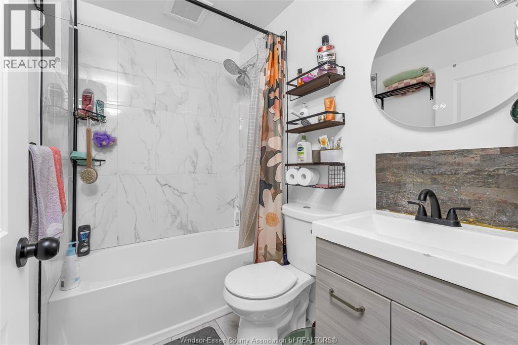 3660 Roxborough, Windsor, ON - Indoor Photo Showing Bathroom