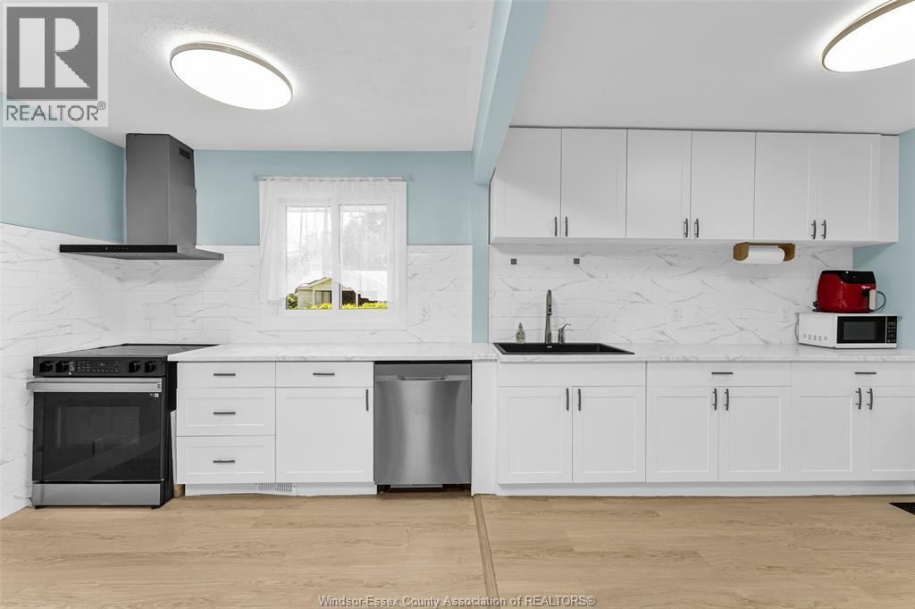3660 Roxborough, Windsor, ON - Indoor Photo Showing Kitchen