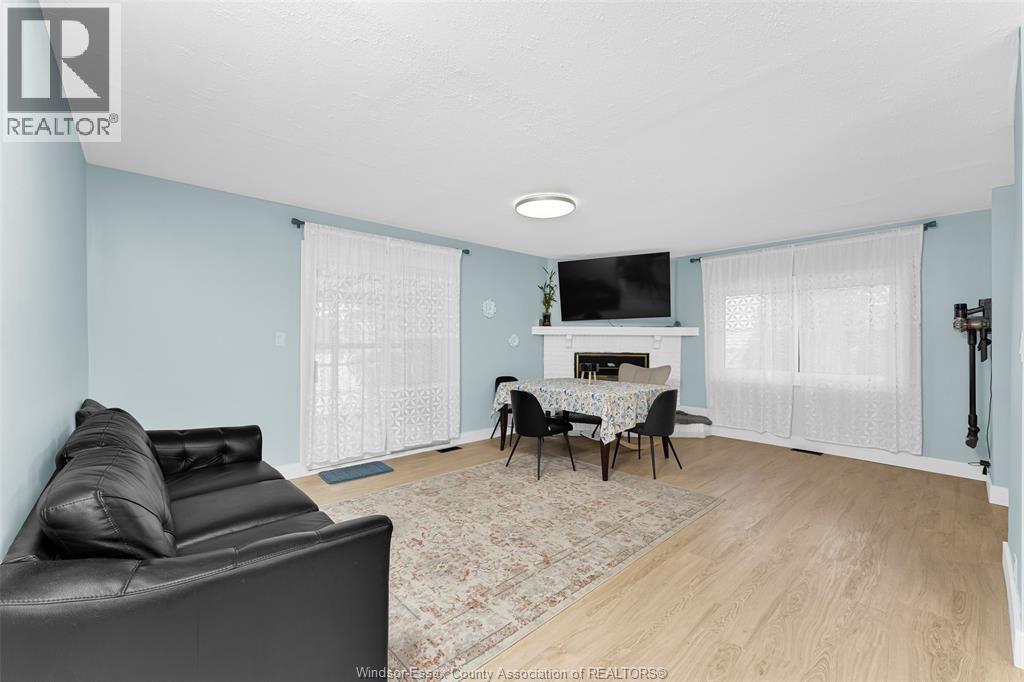 3660 Roxborough, Windsor, ON - Indoor Photo Showing Living Room