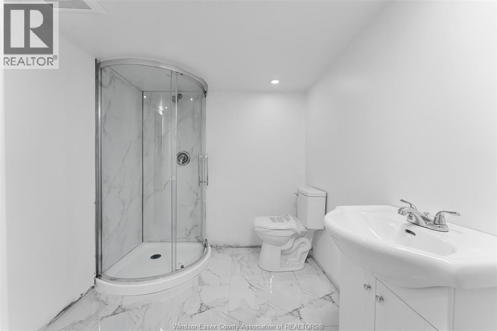 3660 Roxborough, Windsor, ON - Indoor Photo Showing Bathroom