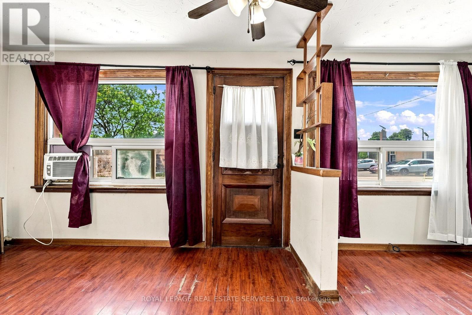 1819 Main Street E, Hamilton, ON - Indoor Photo Showing Other Room