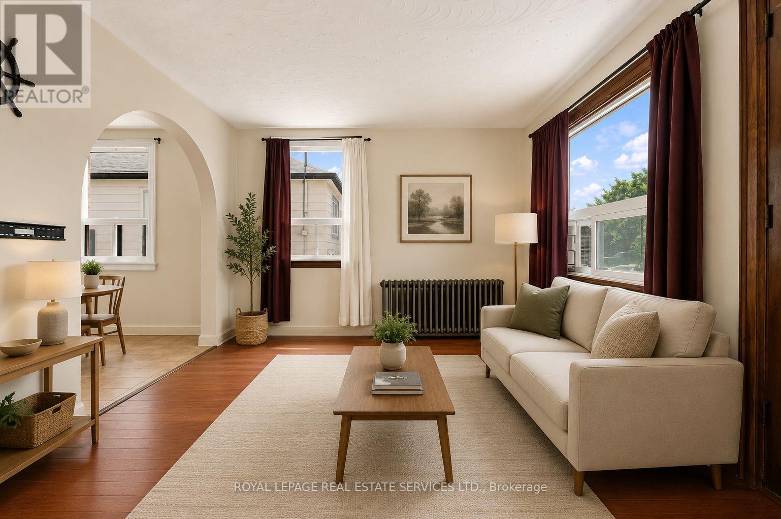 1819 Main Street E, Hamilton, ON - Indoor Photo Showing Living Room