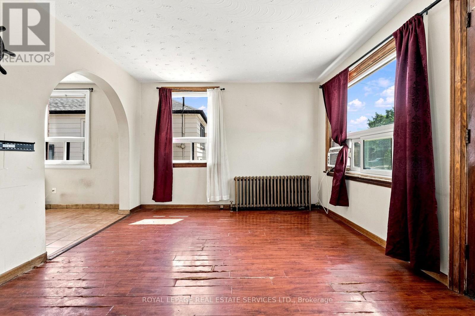 1819 Main Street E, Hamilton, ON - Indoor Photo Showing Other Room