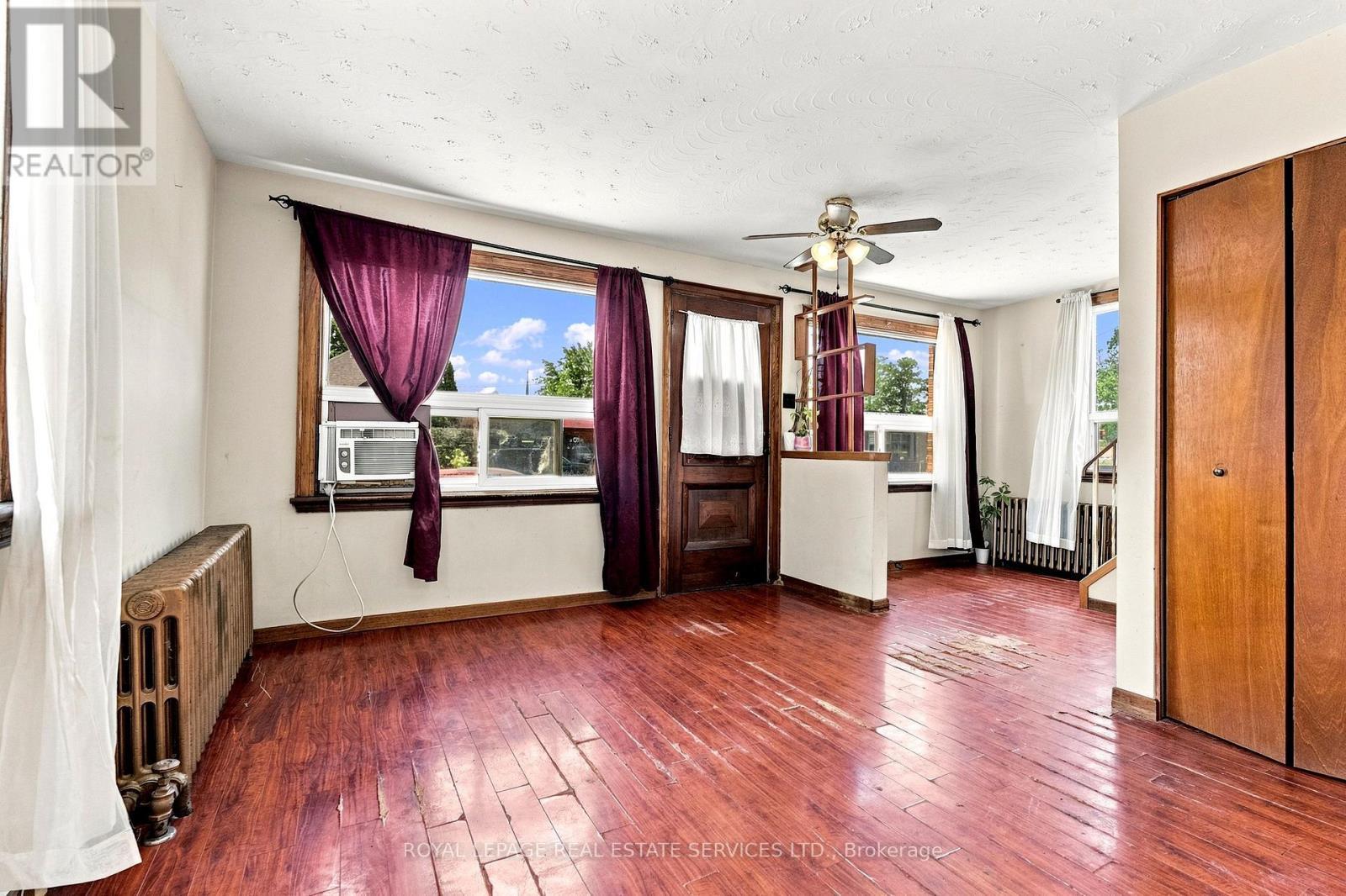 1819 Main Street E, Hamilton, ON - Indoor Photo Showing Other Room