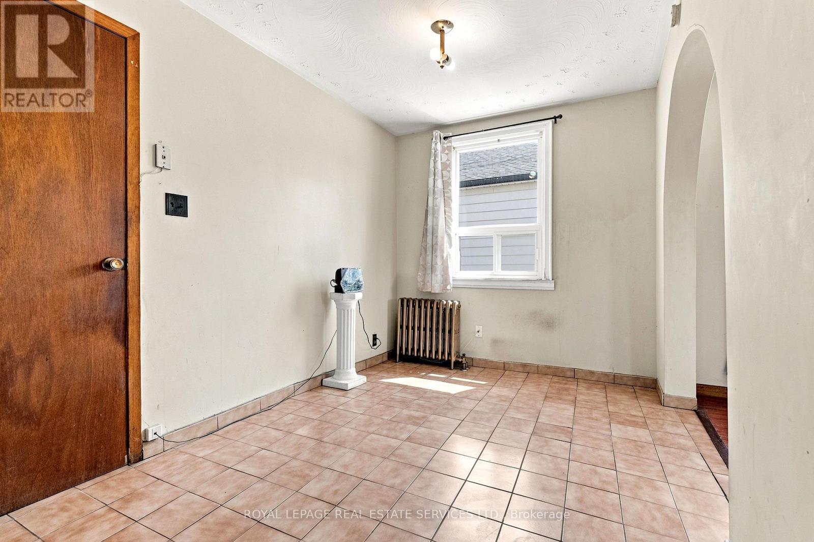 1819 Main Street E, Hamilton, ON - Indoor Photo Showing Other Room