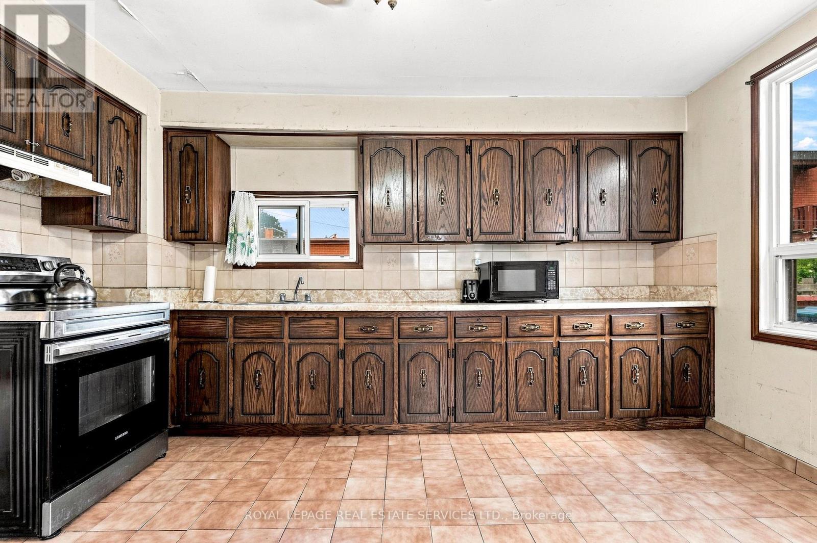 1819 Main Street E, Hamilton, ON - Indoor Photo Showing Kitchen With Double Sink